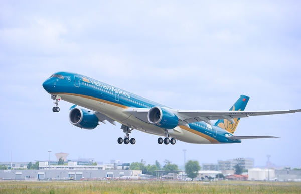 Vietnam Airlines nhận vận chuyển hoa đào, mai dịp Tết Mậu Tuất 2018